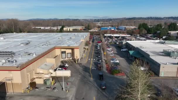 Cinematic Aerial Drone Footage Long Line Gas Station Tukwila Washington — Vídeo de stock