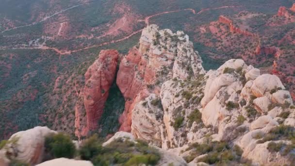 美しい空中トップダウンの赤い岩の山々や丘のドローンショット ベアマウンテンサミットを通じてフェイ峡谷のクローズアップショットは 赤い岩の背景とトレイルの上を紹介します 米国アリゾナ州セドナ Uhd — ストック動画