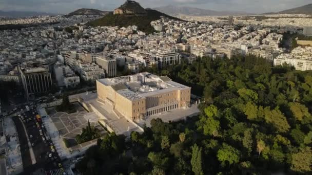 希腊议会 希腊议会大楼 无人机射中了城市景观上方乌云笼罩的黄昏地标的空中景观 — 图库视频影像