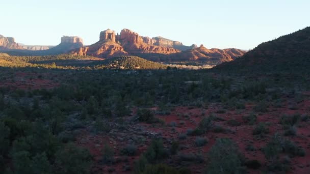 美しい夕暮れの絵のように美しい無人偵察機は 岩の多い山々とセドナ アリゾナ州 米国の忙しい葉で自然の風景を撮影しました セドナのレッドベルロック Uhd — ストック動画