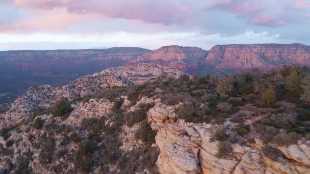 美しい空中トップダウンの赤い岩の山々や丘のドローンショット ベアマウンテンサミットを経由してフェイ峡谷のクローズアップショットは 赤い岩の背景とトレイルの上を紹介します 米国アリゾナ州セドナ — ストック動画