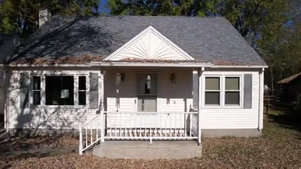 Traditionelles Amerikanisches Landhaus Und Green Front Yard Sonnigen Herbsttag Pull — Stockvideo