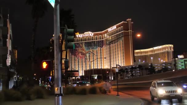 Las Vegas Night Traffic Front Treasure Island Hotel Casino Lights — Wideo stockowe