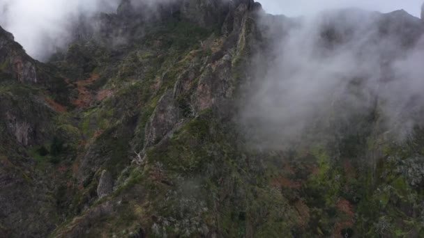 マデイラのナンズバレーのドローン撮影 劇的な山とその蒸し雲に向かって迅速に移動します — ストック動画