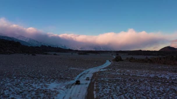 Vehicles Driving Scenic Road Snow Winter Alabama Hills California Aerial — Stock videók