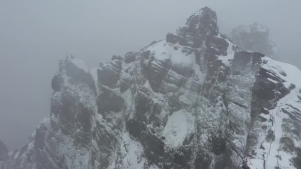 Aerial Shot Ninho Manta Madeira Flying Steep Cliff Snowstorm Bad — стоковое видео