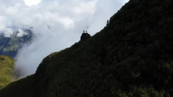 モンテ トリゴ ハイキングのサンビセンテの崖の上に立つ3人の友人 — ストック動画