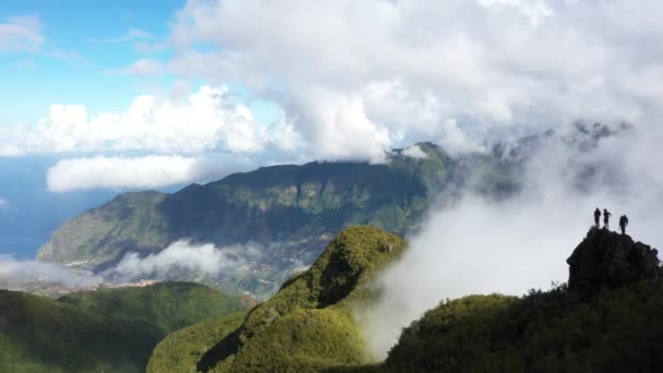 Friends Standing Edge Looking Epic Landscape Sao Vicente Monte Trigo — Stok Video