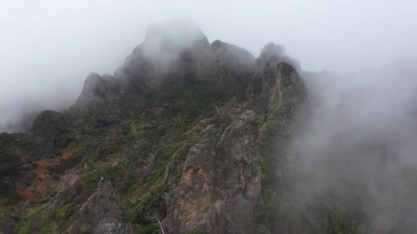 マデイラのナン渓谷の空中撮影は 後方に移動し その不気味な雲で劇的な山の多くを明らかにします — ストック動画