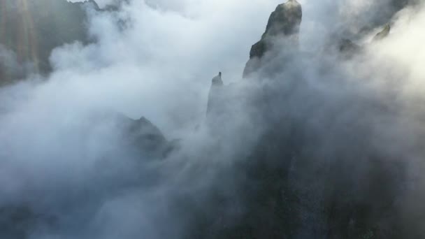 Zdjęcie Lotnicze Pico Das Torres Maderze Dramatycznymi Pięknymi Chmurami Poruszającymi — Wideo stockowe