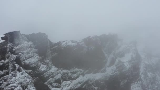 マデイラ島のニニョ マンタのドローンは 神秘的で暗い吹雪の中で崖の端と一緒に前方に飛んでいます — ストック動画