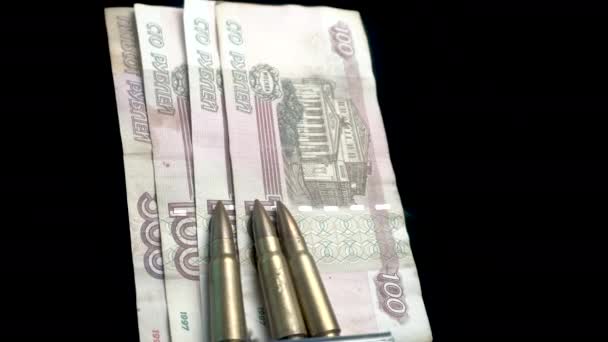 俄罗斯卢布钞票和自动步枪子弹 战争经济概念 — 图库视频影像