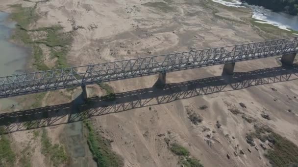 Drone Descends Burdekin Bridge Dry River Burdekin Home Hill Australië — Stockvideo