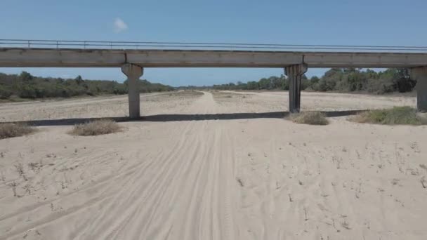 Flying Macrossan Bridge Dried River Burdekin Far North Queensland Australië — Stockvideo
