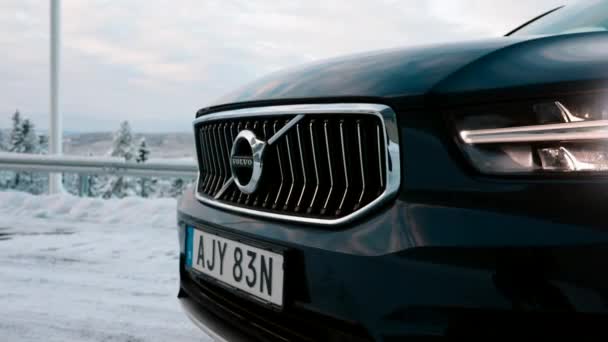 Volvo Prowadzi Samochód Śnieżnej Drodze Północnej Szwecji Volvo Xc40 Zimą — Wideo stockowe