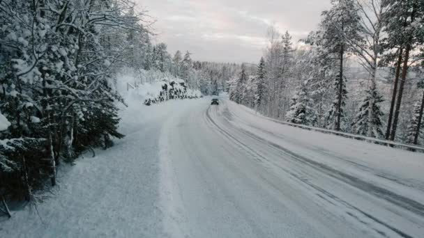 Volvo Auto Rijden Een Besneeuwde Weg Het Noorden Van Zweden — Stockvideo