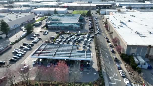 Cinematic Aerial Drone Orbit Shot Long Lines Gas Station Washington — Video Stock