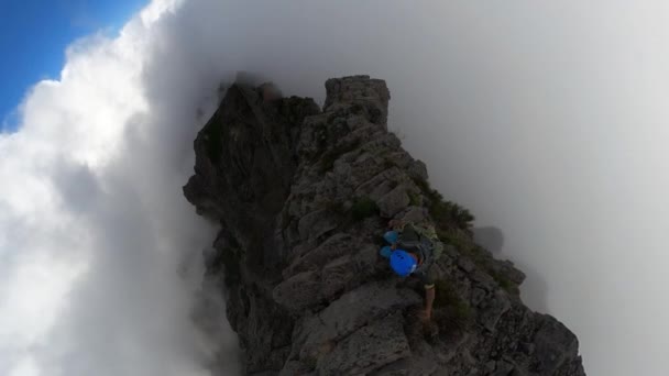 360 Ancho Pov Disparo Hombre Joven Forma Fuerte Cuidadosamente Senderismo — Vídeo de stock