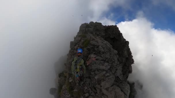 360 Ευρύ Pov Πλάνο Ενός Νεαρού Γυμνασμένου Και Ισχυρού Άνδρα — Αρχείο Βίντεο