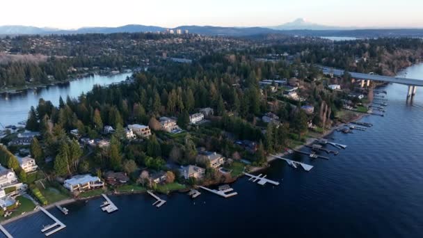 Cinematic Aerial Drone Pan Shot Medina Hunts Point Yarrow Point — ストック動画