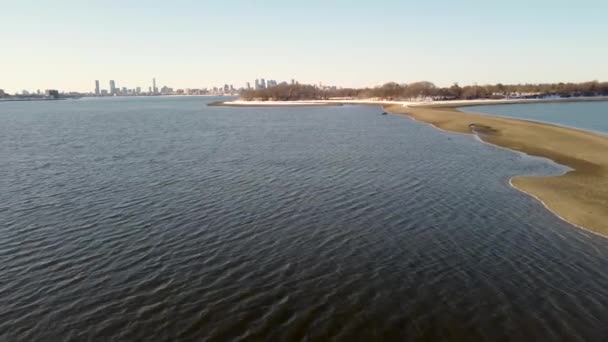 Fly Bay Wetland Squantum Massachusetts Winter Snowy Scene Aerial Forward — Vídeo de stock