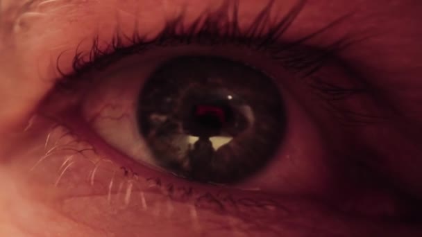 Primo Piano Dell Occhio Maschile Spaventato Morte Durante Incubo Rapimento — Video Stock