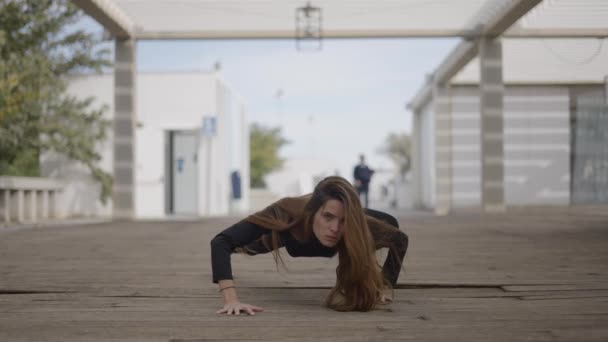 Young Dark Haired Woman Outdoors Looks Crazy Crawls Camera — Vídeos de Stock