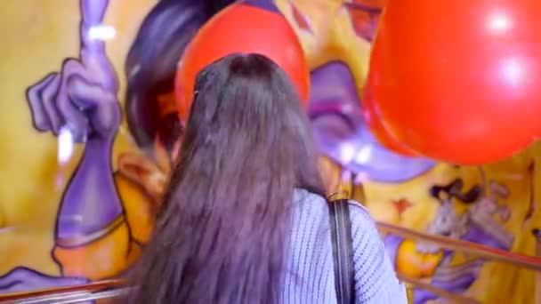 Show Bean Valencia Funfair Back Woman Kicking Spinning Soft Balloons — Video