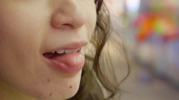 女人的嘴吃华夫饼 慢动作 咀嚼动作 — 图库视频影像