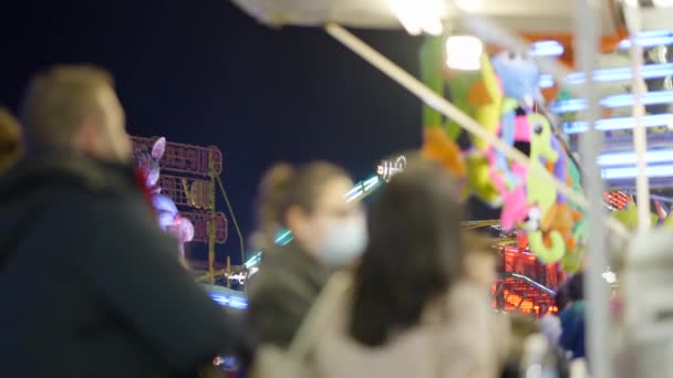 Feria Valencia Visitantes Borrosos Máscaras Comprando Recuerdos — Vídeos de Stock