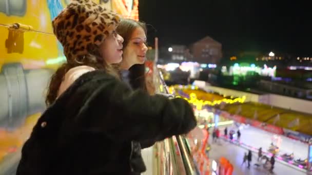 瓦伦西亚滑雪场 两个女孩指指点点站在El Show Bean顶部的发光的吸引力 — 图库视频影像
