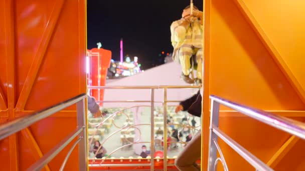 Gadis Ceria Muncul Sebuah Pintu Menari Valencia Funfair Taman Hiburan — Stok Video