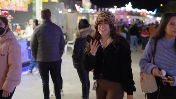 Valencia Eğlence Fuarı Mutlu Genç Kadın Gece Fuarda Yürürken Cep — Stok video