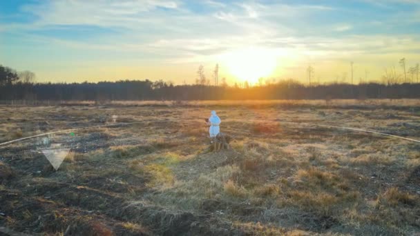 Вчений Костюмі Білої Небезпеки Газовій Масці Стоїть Зруйнованому Безплідді Аналізу — стокове відео