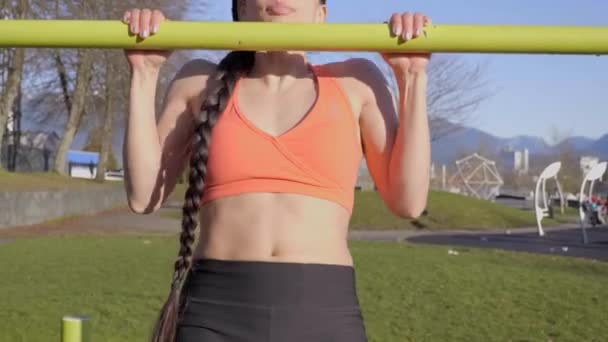 Closeup Young Latina Woman Doing Pullups Yellow Bar Outdoors — Wideo stockowe