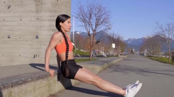 Genç Spanyol Kadın Çimento Merdiveni Üzerinde Triseps Dalış Egzersizi Yapıyor — Stok video