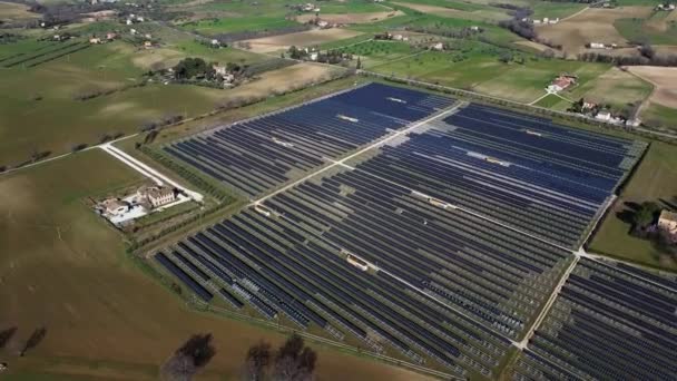 Vista Aérea Usina Fotovoltaica Zona Rural Italiana Conceito Energia Verde — Vídeo de Stock