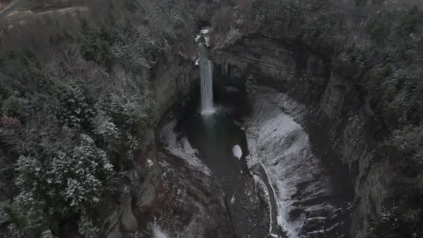 冬のタワノック滝の空中ビュー ニューヨーク州の州立公園米国 ドローンショット — ストック動画