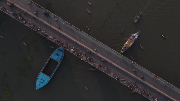 Зверху Вниз Постріл Мосту Через Річку Човнами Вантажним Судном Люди — стокове відео