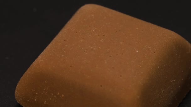小块巧克力大镜头 细节以4K为单位 小方块牛奶巧克力在黑色背景下旋转 — 图库视频影像