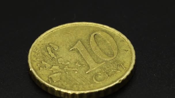 Gouden Munt Van Tien Cent Draaiend Een Zwart Oppervlak Macro — Stockvideo