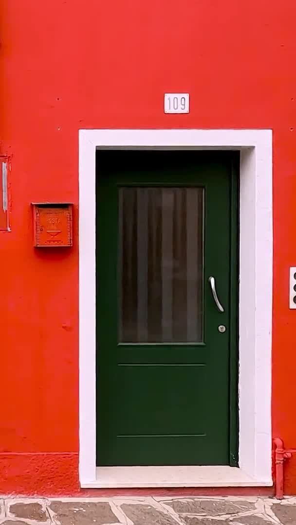 Burano Venetianska Färgade Målade Hus Italien Slow Motion Vertical Format — Stockvideo