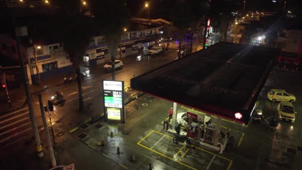 夜间运送人员和车辆的加油站 — 图库视频影像