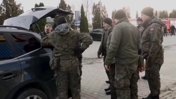 Polonya Toprak Savunması Askerleri Polonyalılar Tarafından Ukraynalı Mülteciler Için Toplanan — Stok video