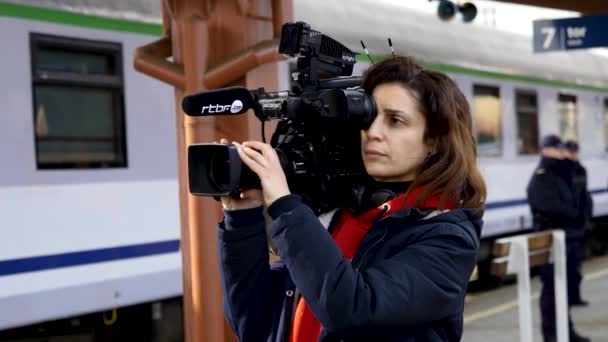 Russische Aggression Gegen Die Ukraine 2022 Eng Kamerafrau Filmt Nachrichtenfeed — Stockvideo