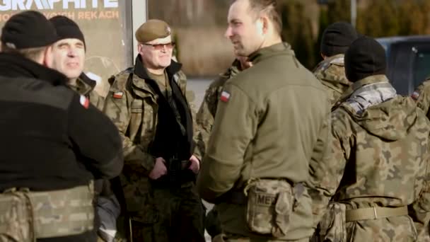 2022 Russian Invasion Ukraine Polish Soldiers Waiting Help Ukrainian Refugees — Stok video