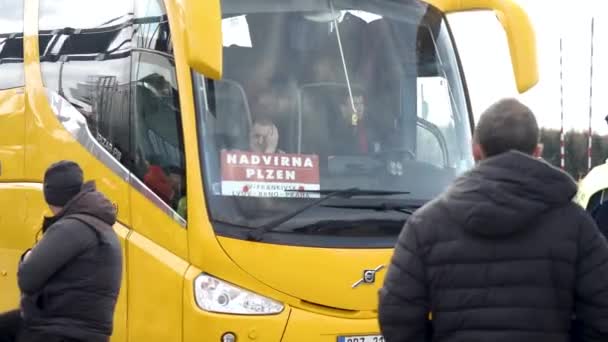 2022 Ruská Invaze Ukrajinu Způsobila Miliony Válečných Uprchlíků Autobus Plný — Stock video