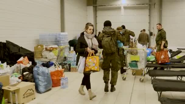 2022年俄罗斯入侵乌克兰 波兰士兵帮助波兰人在靠近边境的接待站为乌克兰难民自发收集人道主义礼物 — 图库视频影像