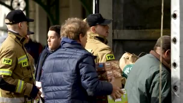 2022 Russian Invasion Ukraine Ordinary People Firefighters Loading Humanitarian Gifts — Vídeo de Stock