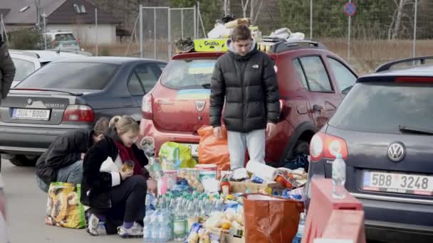 2022ロシアのウクライナへの侵略 ポーランドとウクライナの国境で難民のための普通の人々の食べ物や飲み物のポイントによって設立されたアドホック — ストック動画